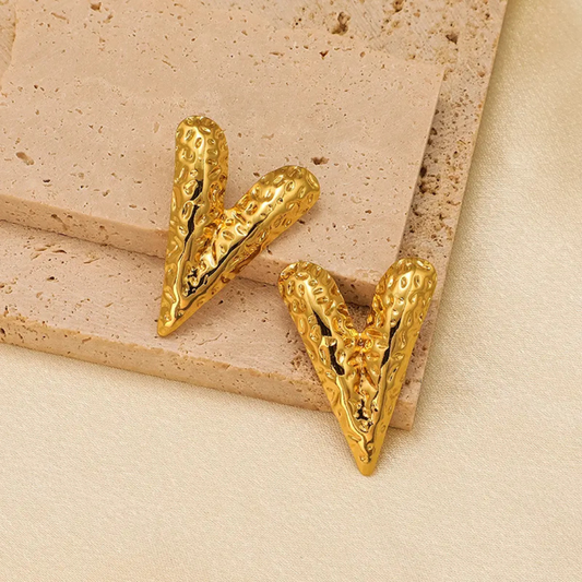 Luxurious tarnish gold heart stud earring