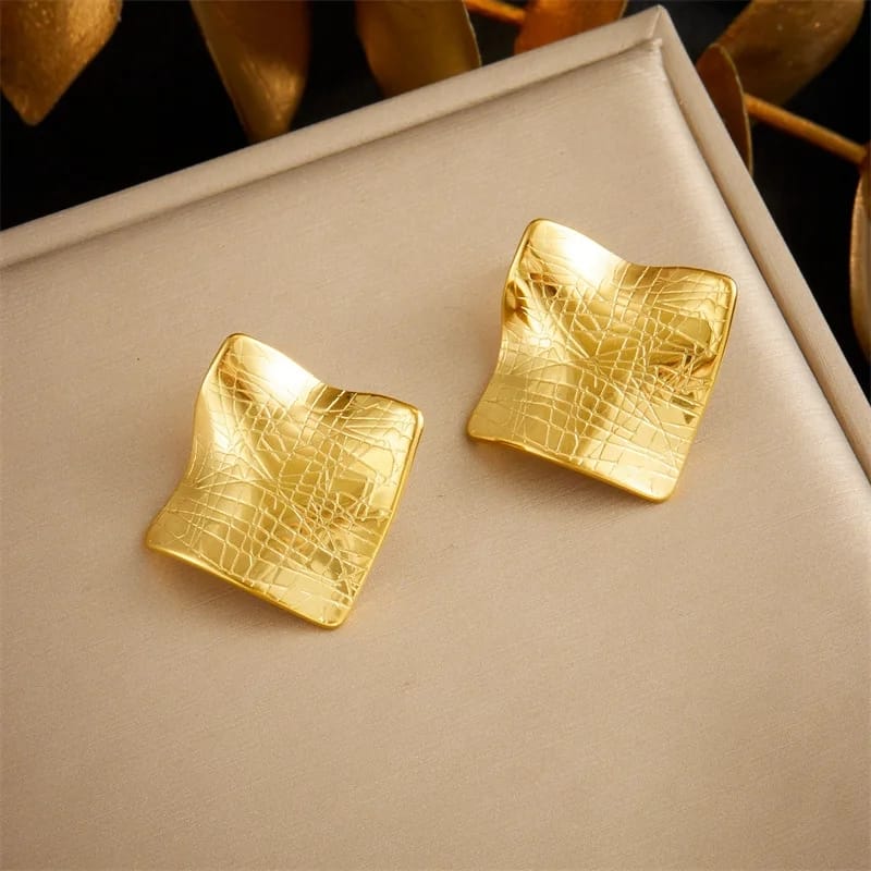 Anti tarnish beautifull golden shine stud earring