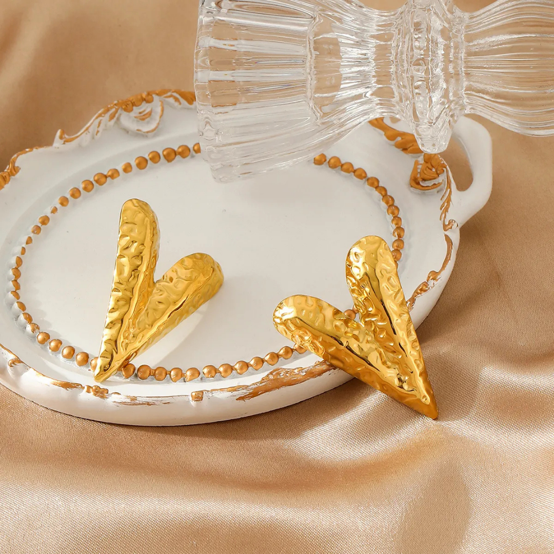 Luxurious  tarnish gold heart stud earring