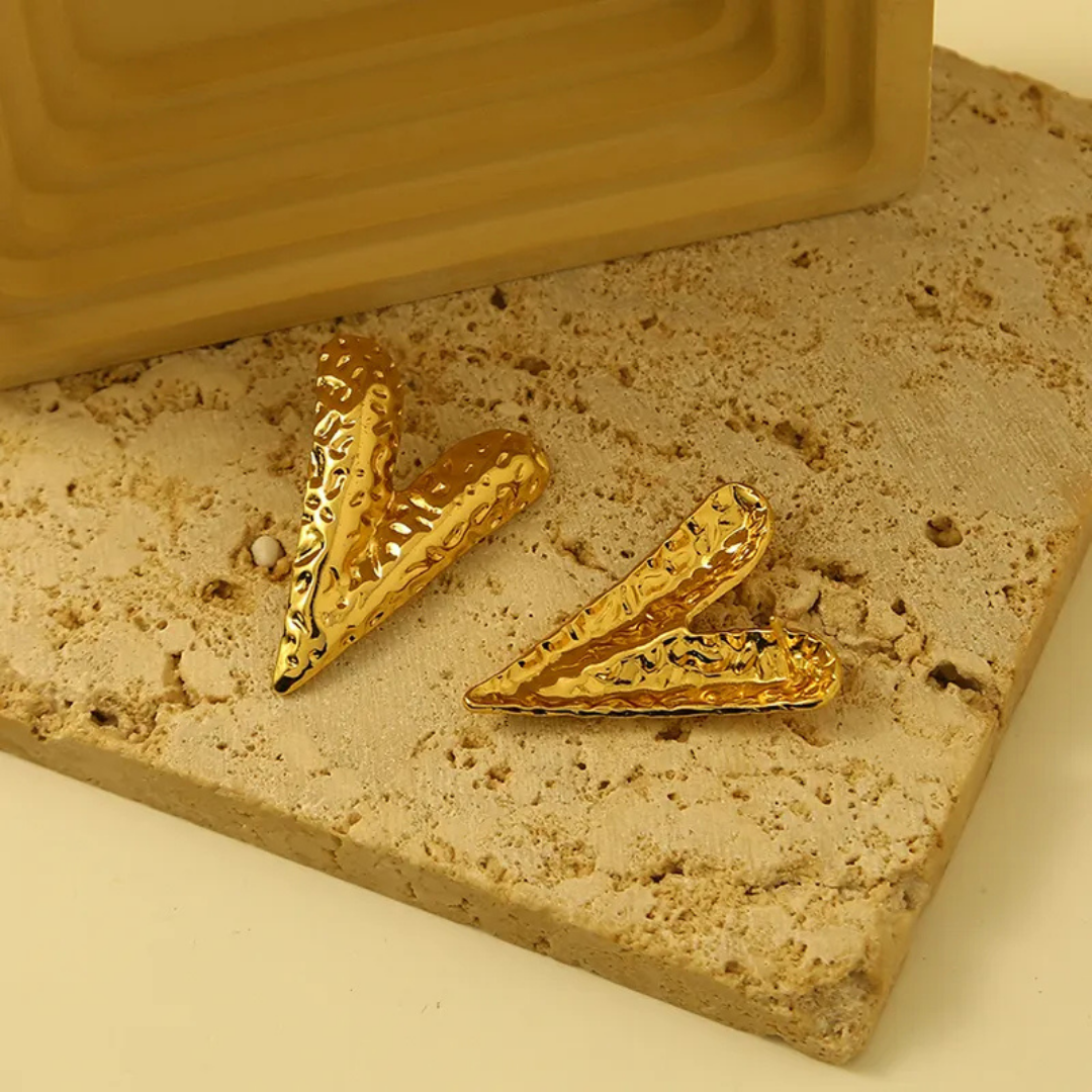 Luxurious  tarnish gold heart stud earring
