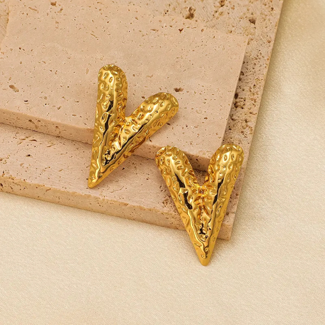 Luxurious  tarnish gold heart stud earring