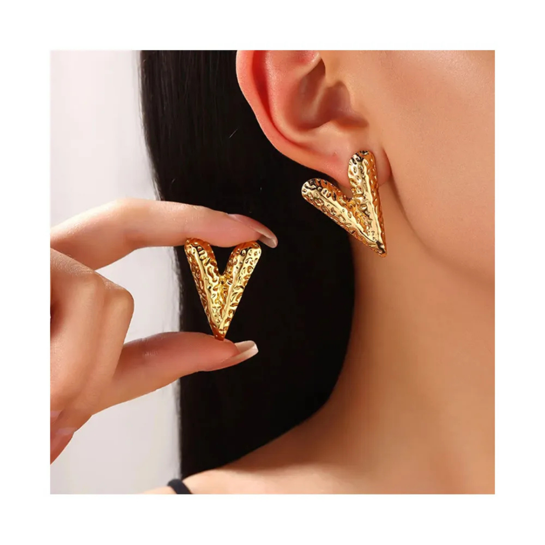 Luxurious  tarnish gold heart stud earring