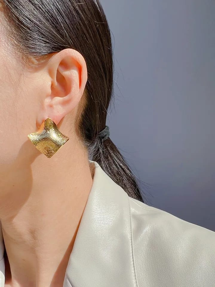 Anti tarnish beautifull golden shine stud earring