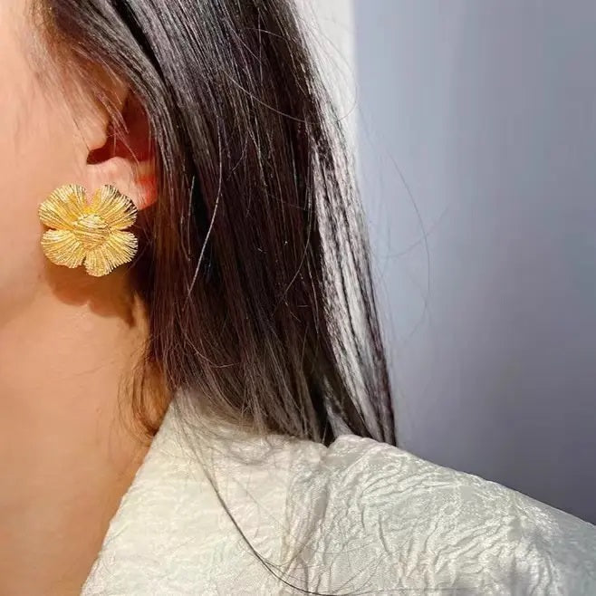 Luxurious anti tarnish Gold flower matt finish earring