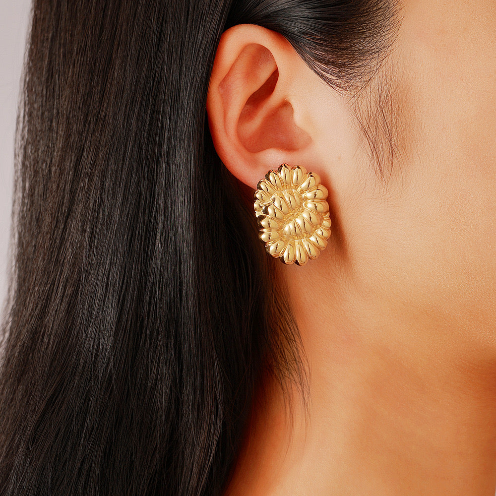 Luxurious Unique Anti Tarnish Gold Earring for women