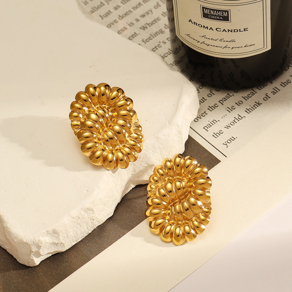 Luxurious Unique Anti Tarnish Gold Earring for women