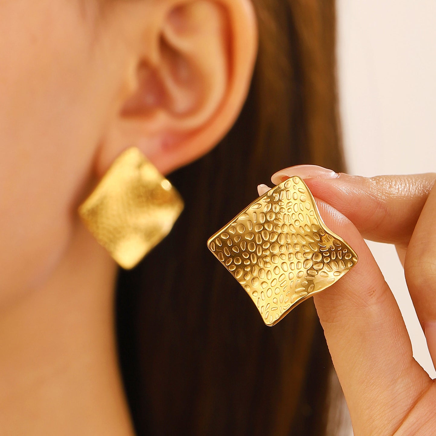 Anti tarnish beautifull golden shine stud earring