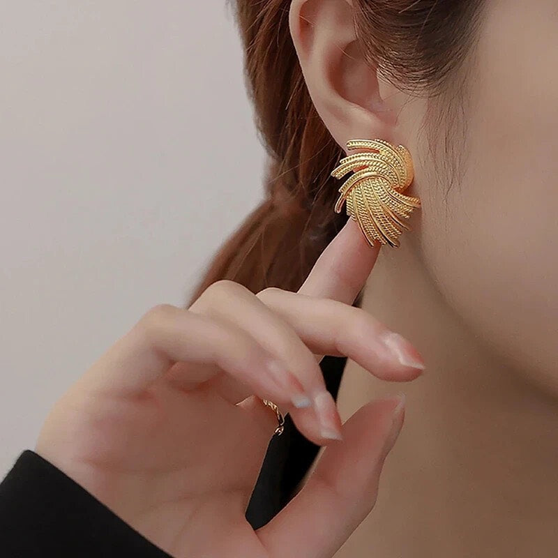 Anti-Tarnish Metal Twisted beatiful Gold Earring