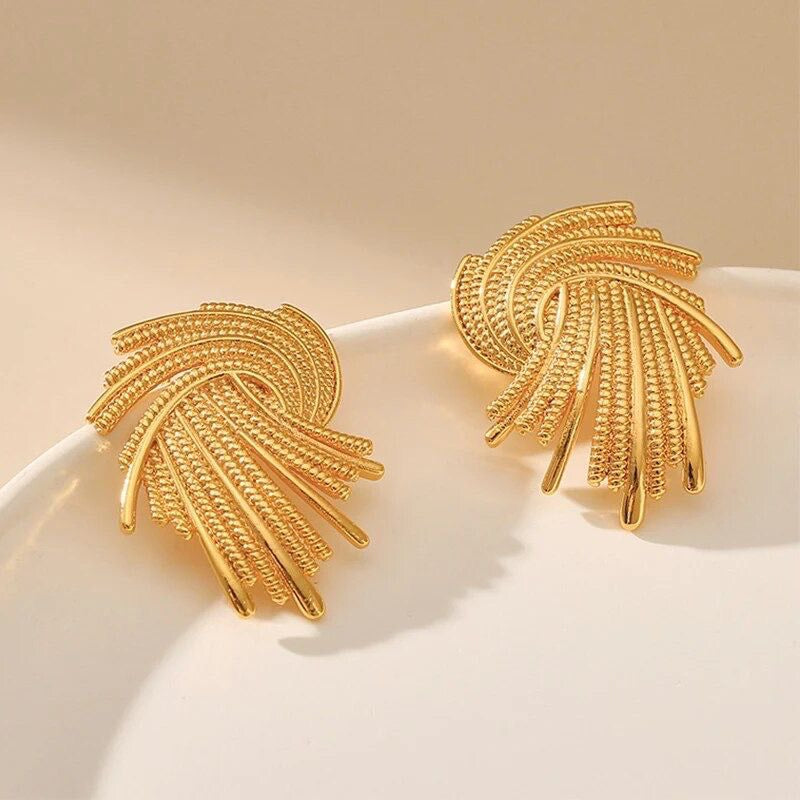 Anti-Tarnish Metal Twisted beatiful Gold Earring